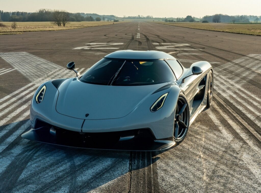 Яка ж вона, найшвидша машина у світі? Заглиблюємось у світ шалених швидкостей