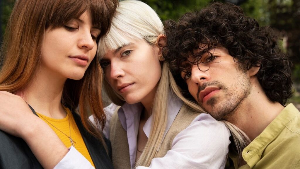 Поліаморні стосунки: як це працює і чому все більше людей обирають поліаморію
