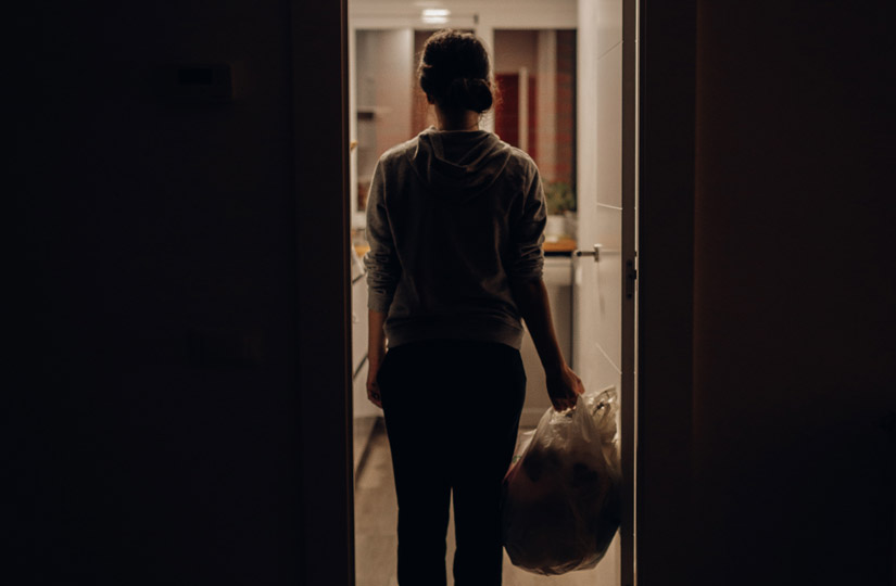 Почему нельзя выносить мусор вечером: мифы и реальность