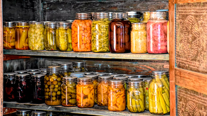 Смак дому в банці: що треба знати про закрутки та кордон